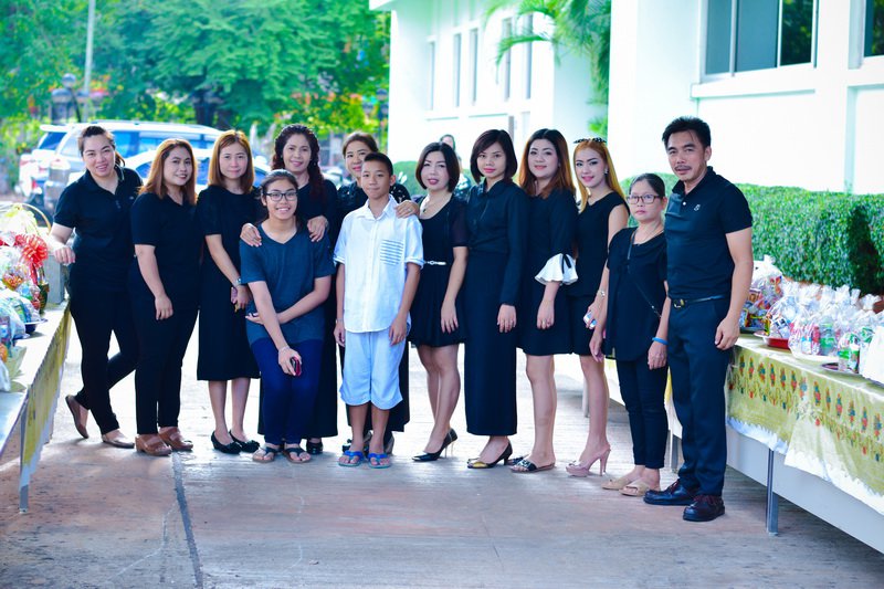 ทำบุญตักบาตรข้าวสารอาหารแห้ง เพื่อถวายเป็นพระราชกุศลแด่ พระบาทสมเด็จพระปรมินทรภูมิพลอดุลยเดชฯ กิจกรรมสะพานบุญ โครงการ DHA